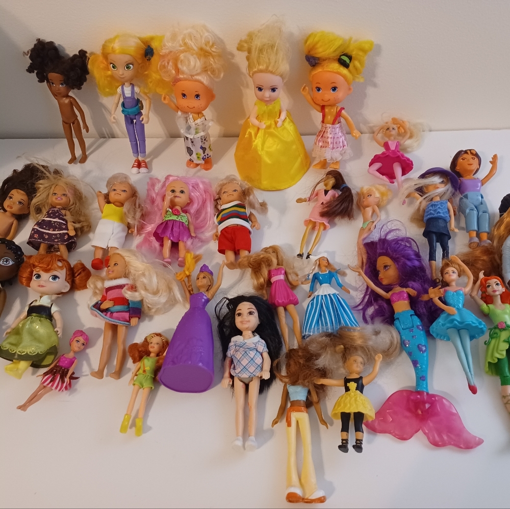 Lot of mixed mini barbies/dolls